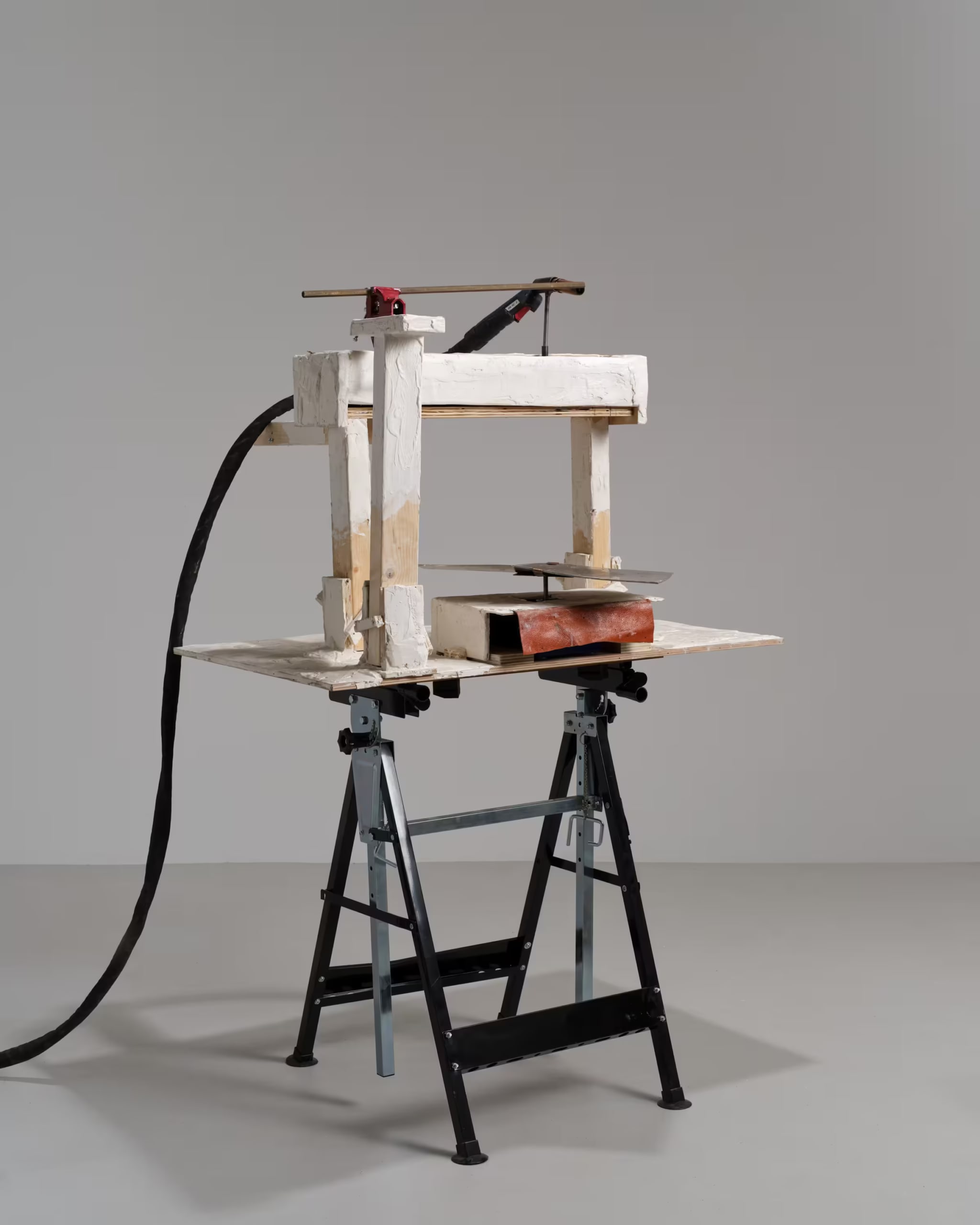 A Bedda Matri, 2025. Dispositivo, Legno, gesso, cuoio, acciaio.
