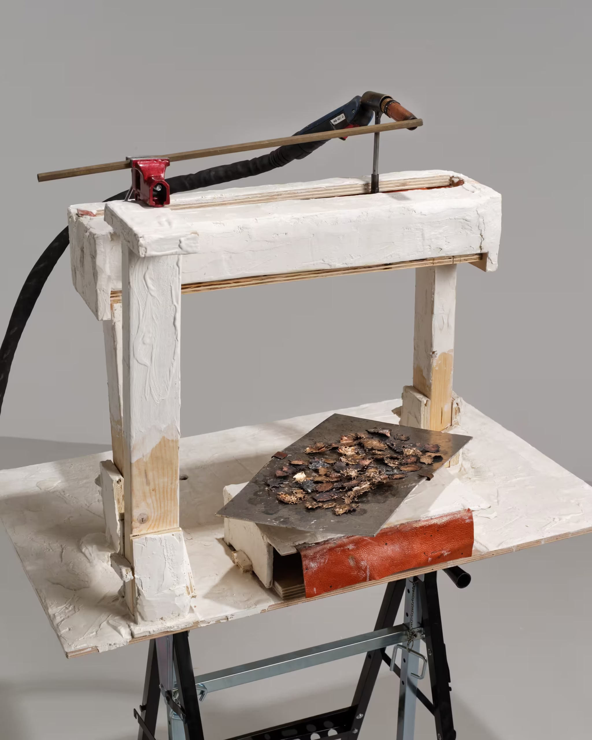 A Bedda Matri, 2025. Dispositivo, Legno, gesso, cuoio, acciaio.