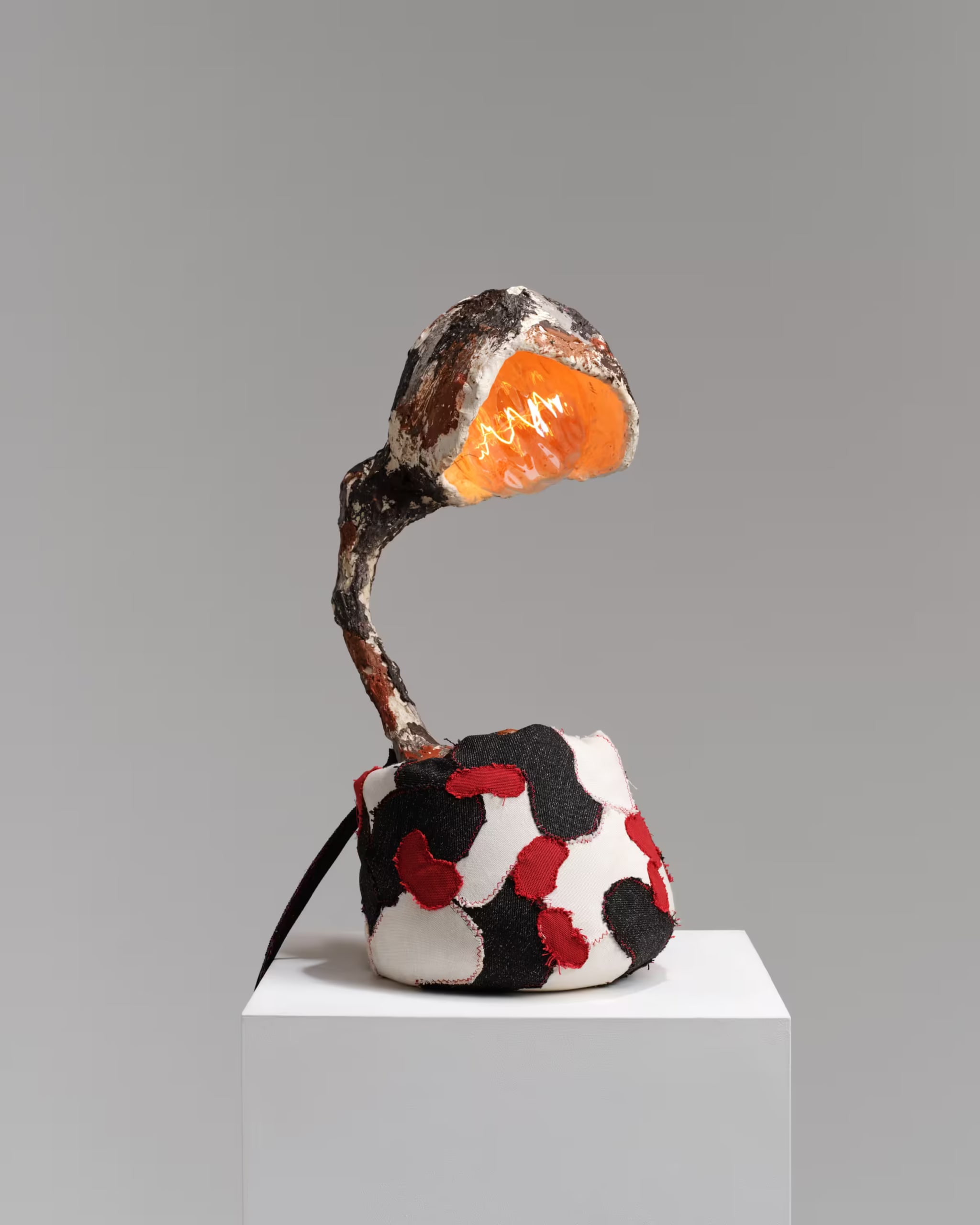 Babbasuni lu nicu, 2025. Lampada da tavolo, Acciaio, gesso, tessuto.