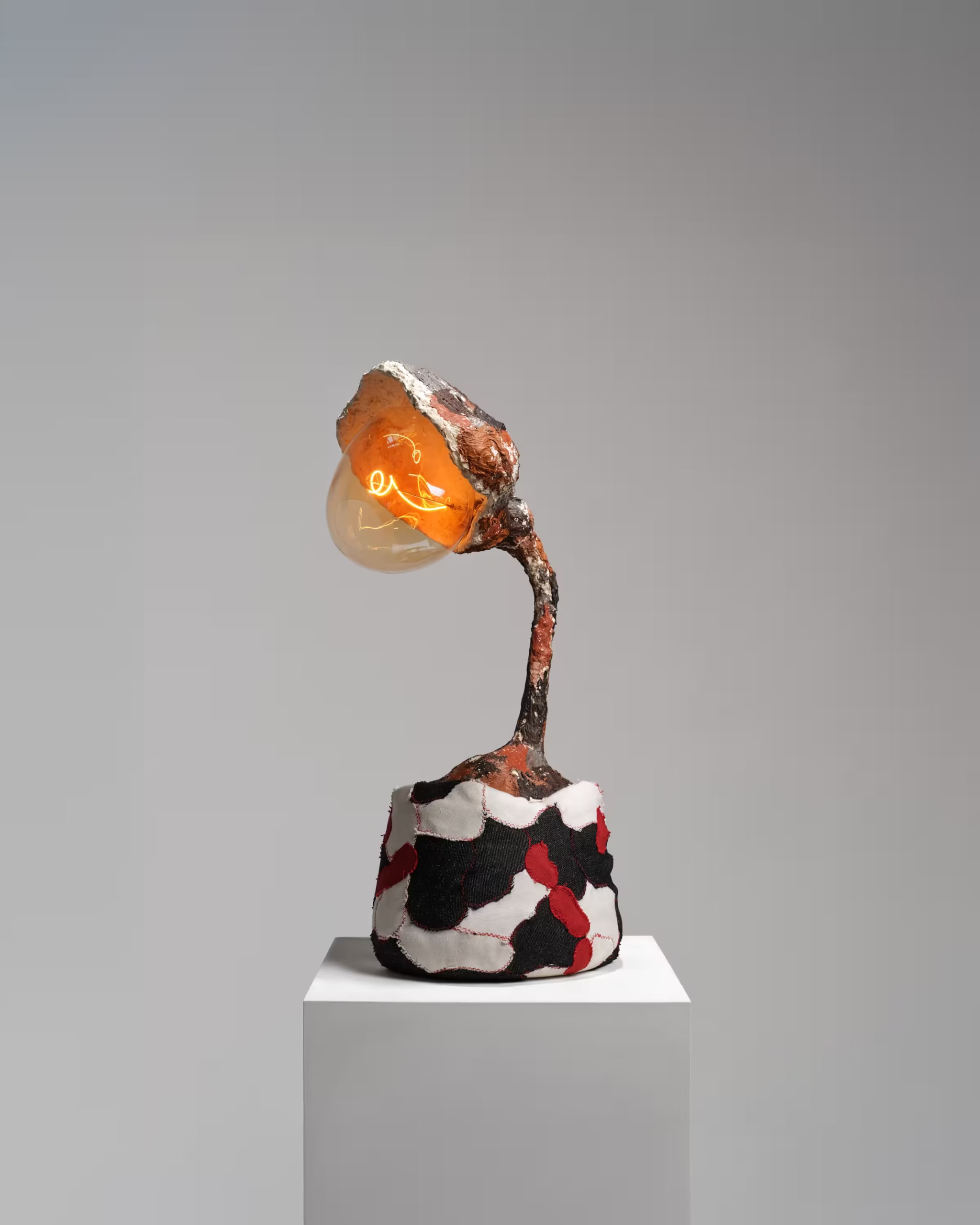 Babbasuni lu ranni, 2025. Lampada da tavolo, Acciaio, gesso, tessuto.