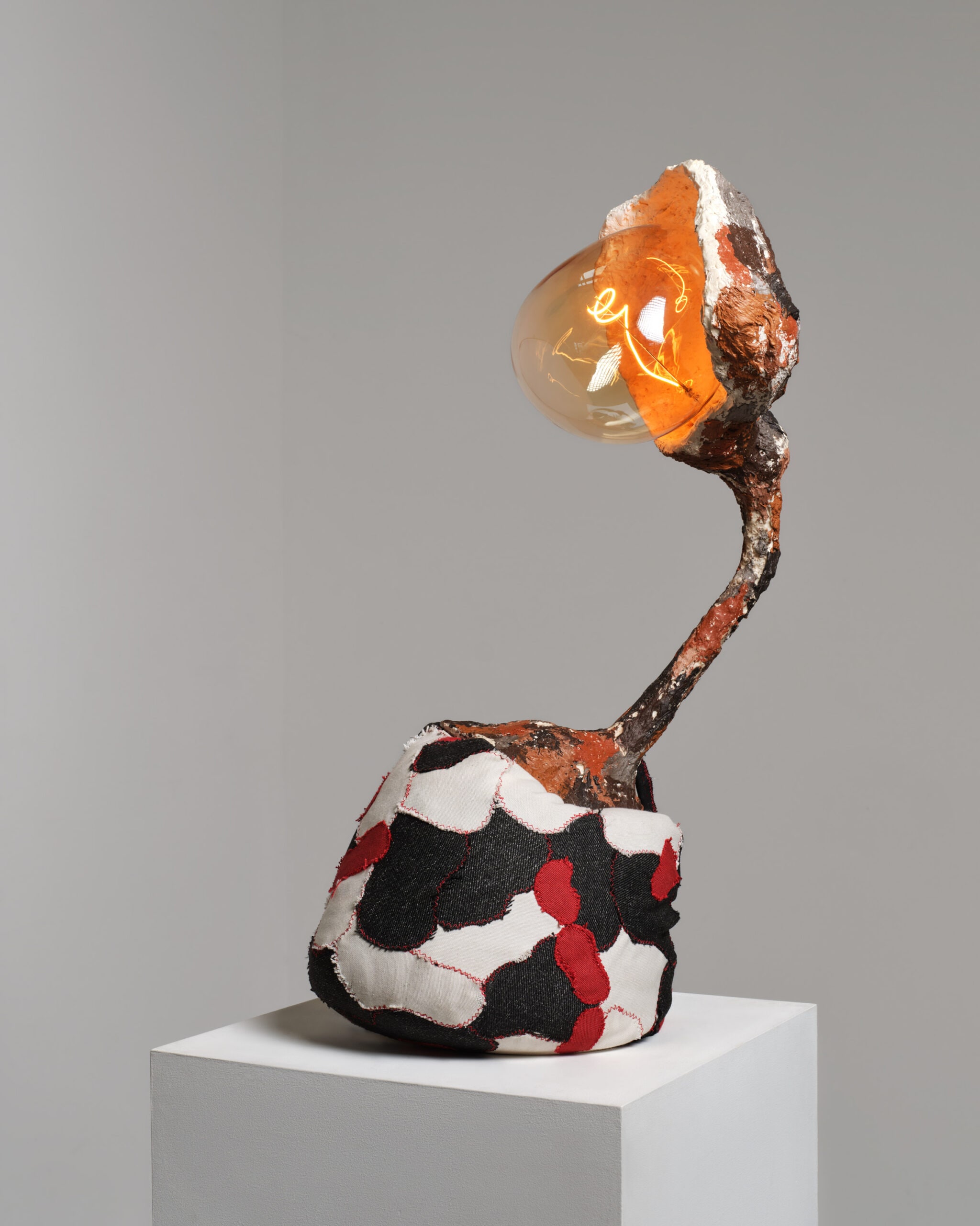 Babbasuni lu ranni, 2025. Lampada da tavolo, Acciaio, gesso, tessuto.