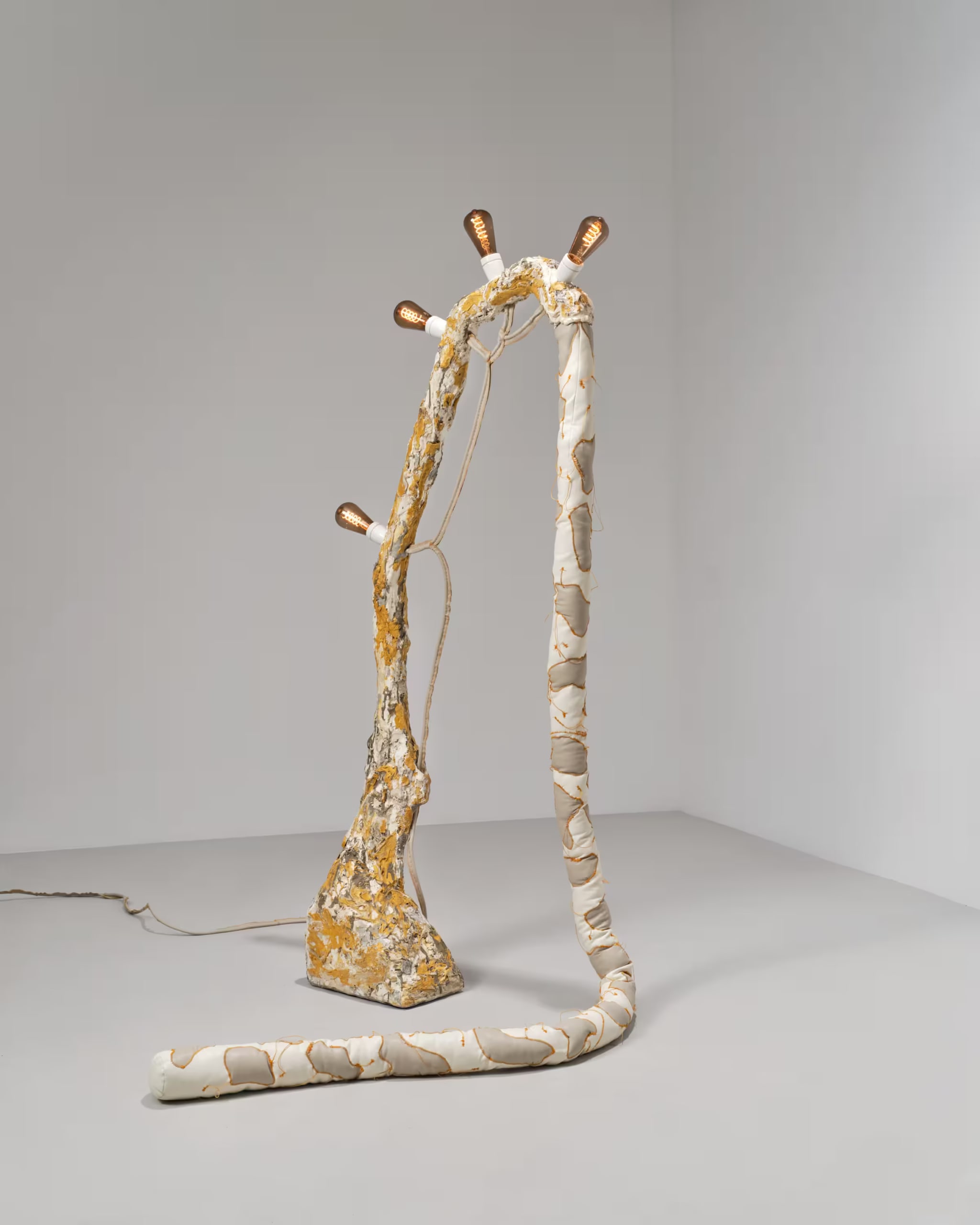 Picciriddu, 2025. Lampada da terra, Legno, gesso, ecopelle.