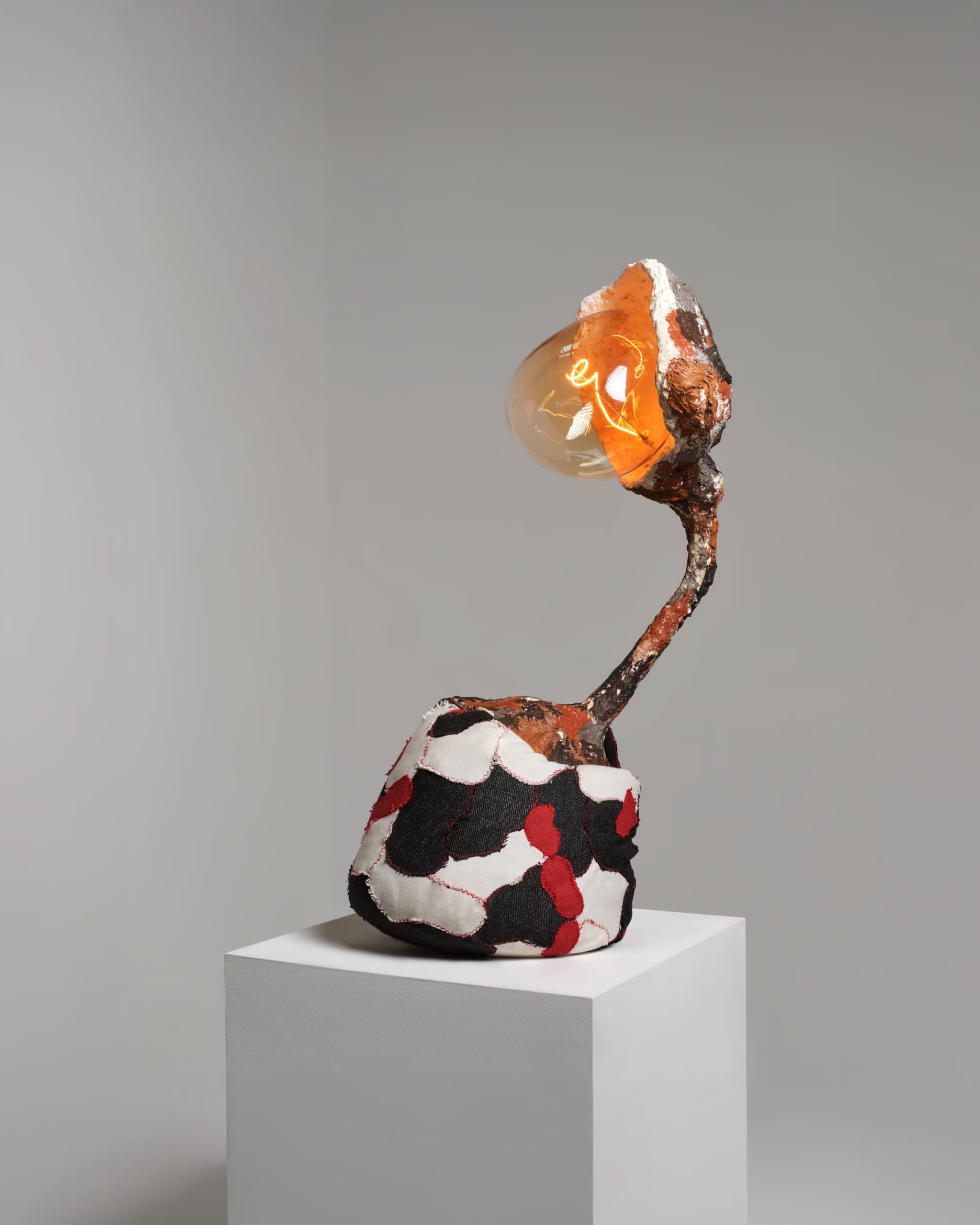 Babbasuni lu ranni, 2025. Lampada da tavolo, Acciaio, gesso, tessuto.